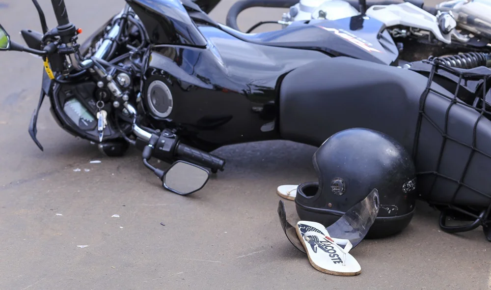 A motocicleta e o capacete ficaram destruídos