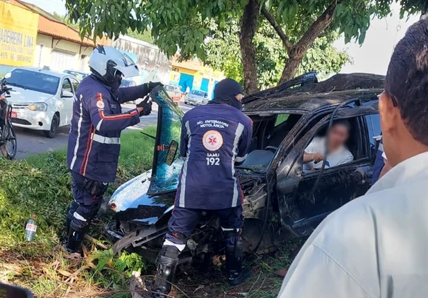 A motorista ficou levemente ferida e foi encaminhada ao HUT