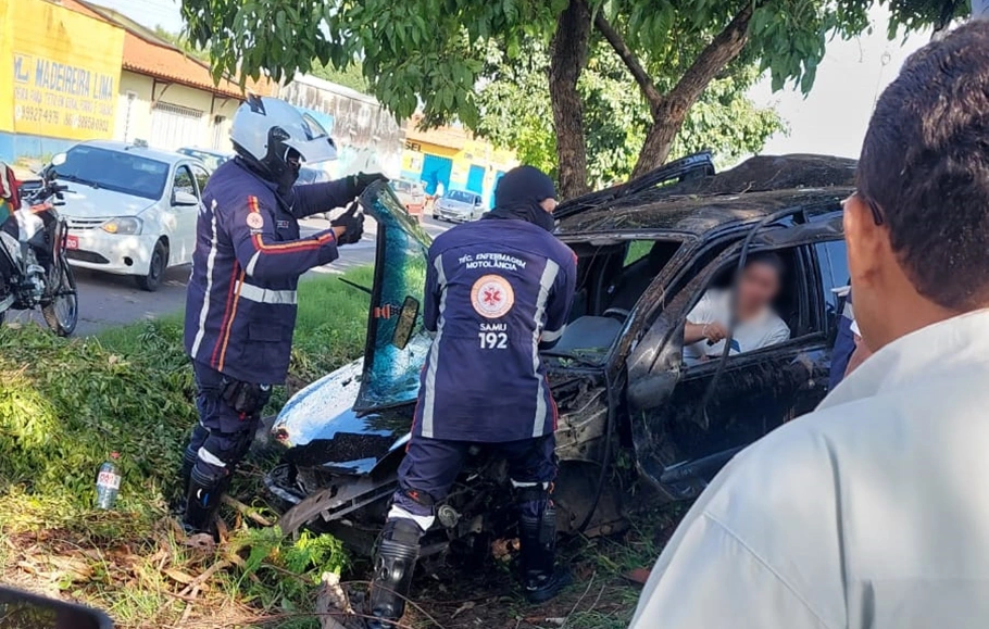 A motorista ficou levemente ferida e foi encaminhada ao HUT