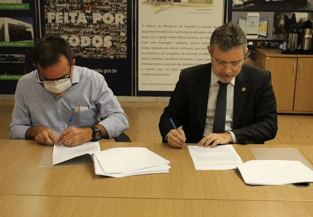 A parceria entre a Receita Federal e a Prefeitura de Oeiras foi firmada na presença do delegado regional da RFB