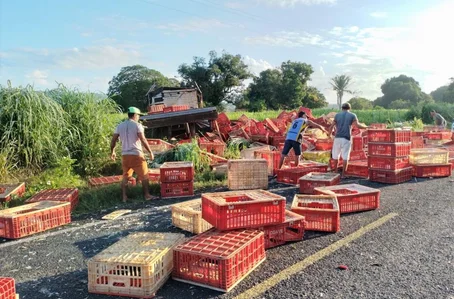 Acidente deixou carga espalhada na pista