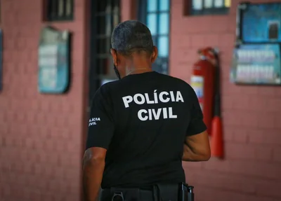 Agente da Polícia Civil investigando o caso