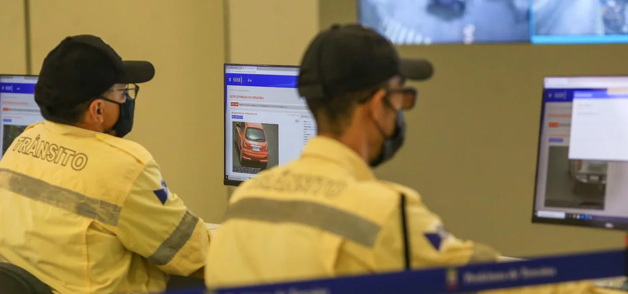 Agentes da Strans fazendo vídeo monitoramento