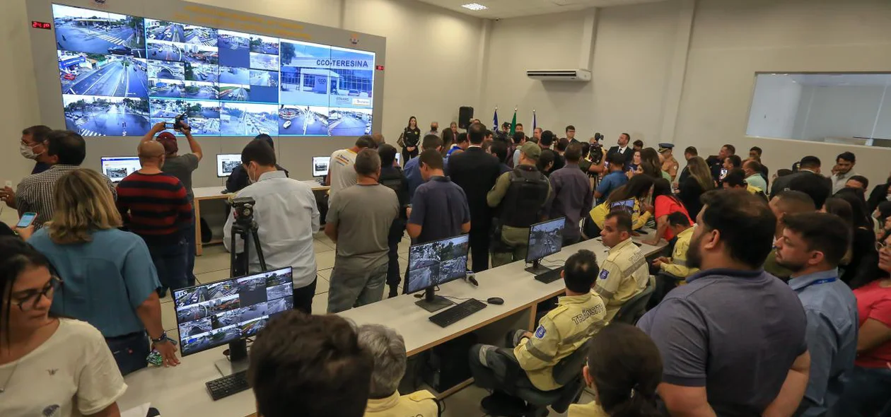 Agentes da Strans fazendo vídeo monitoramento