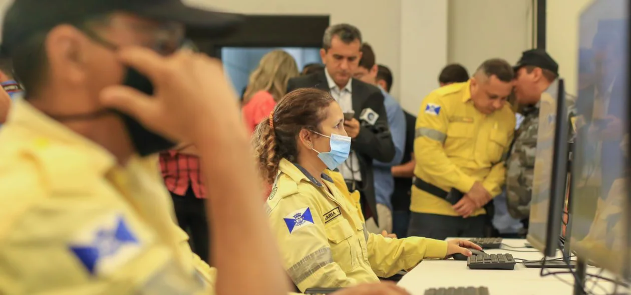 Agentes da Strans fazendo vídeo monitoramento