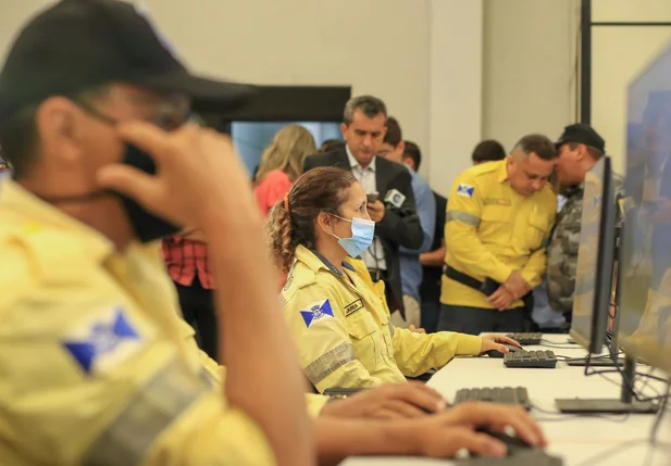 Agentes da Strans fazendo vídeo monitoramento