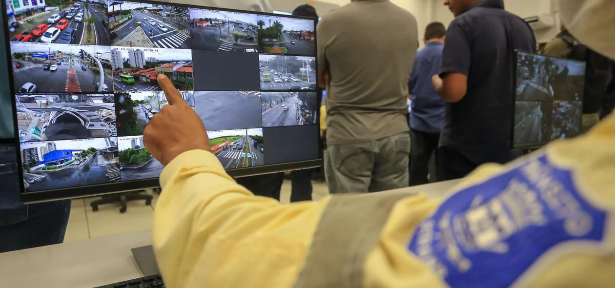 Agentes da Strans fazendo vídeo monitoramento