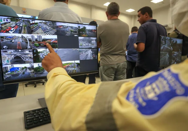 Agentes da Strans fazendo vídeo monitoramento