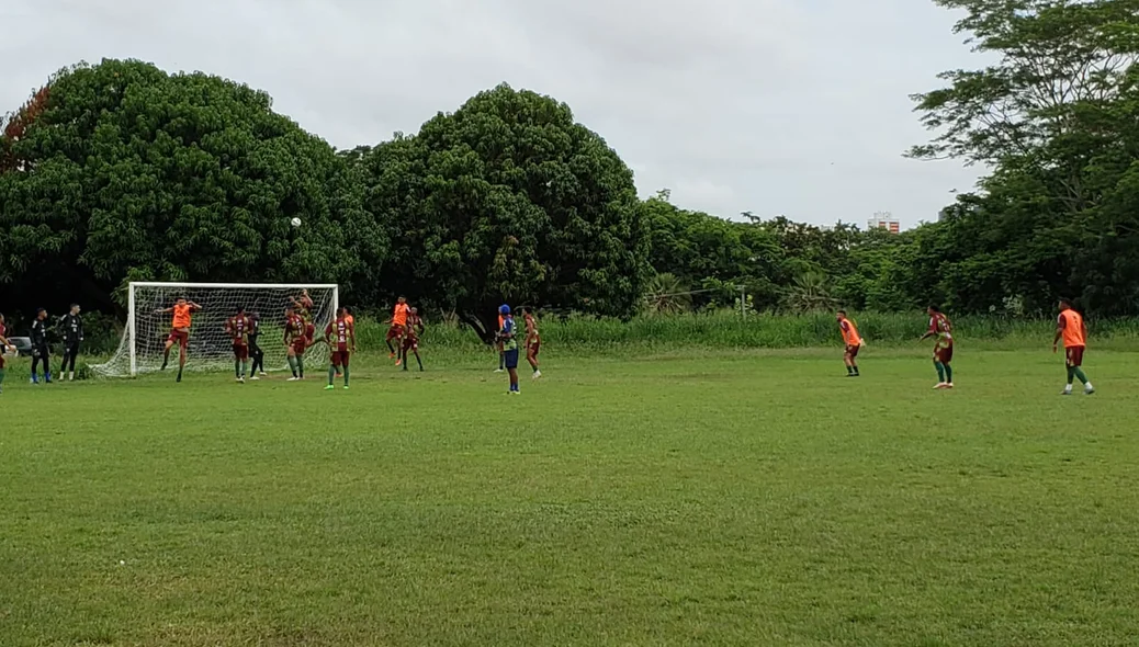 Ainda com foco na bola parada, jogadores se preparam para cabecear bola provinda do escanteio