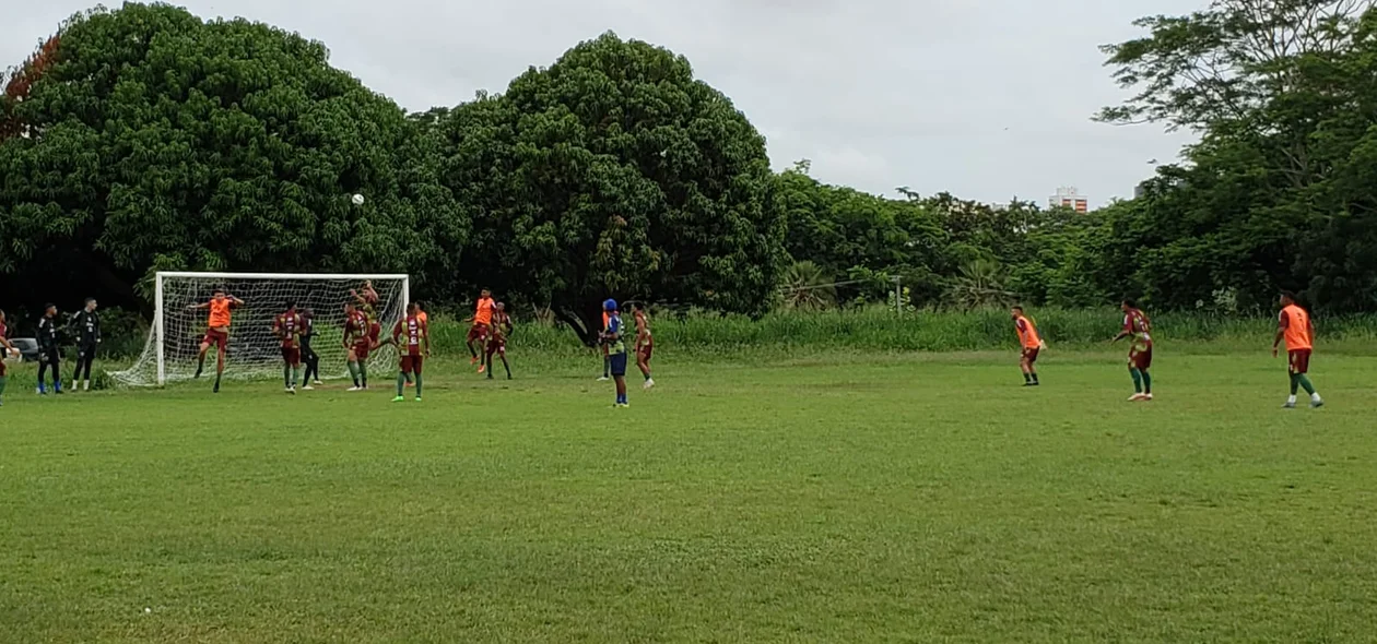 Ainda com foco na bola parada, jogadores se preparam para cabecear bola provinda do escanteio