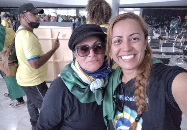 Ana Priscila (à direita) é apontada como organizadora de atos em Brasília