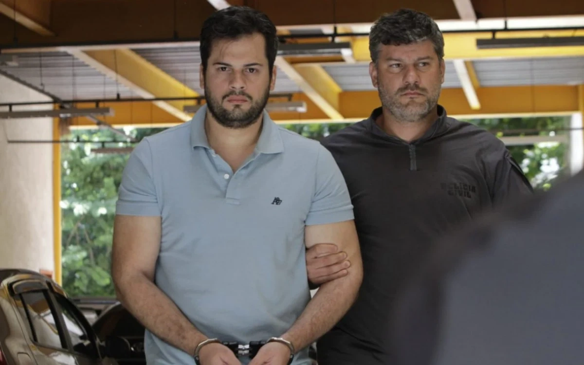 Anestesista Andres Carrillo sendo preso