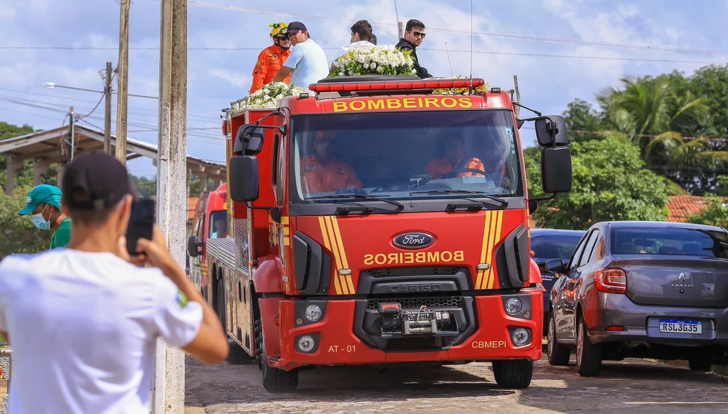 Antes do sepultamento, cortejo percorreu várias zonas de Teresina