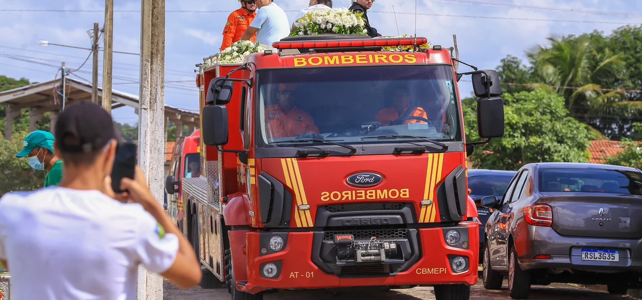 Antes do sepultamento, cortejo percorreu várias zonas de Teresina