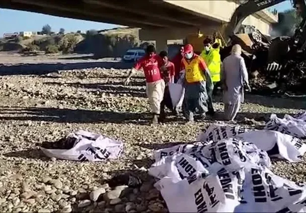 Ao menos 41 pessoas morrem após ônibus cair em barranco no sul do Paquistão