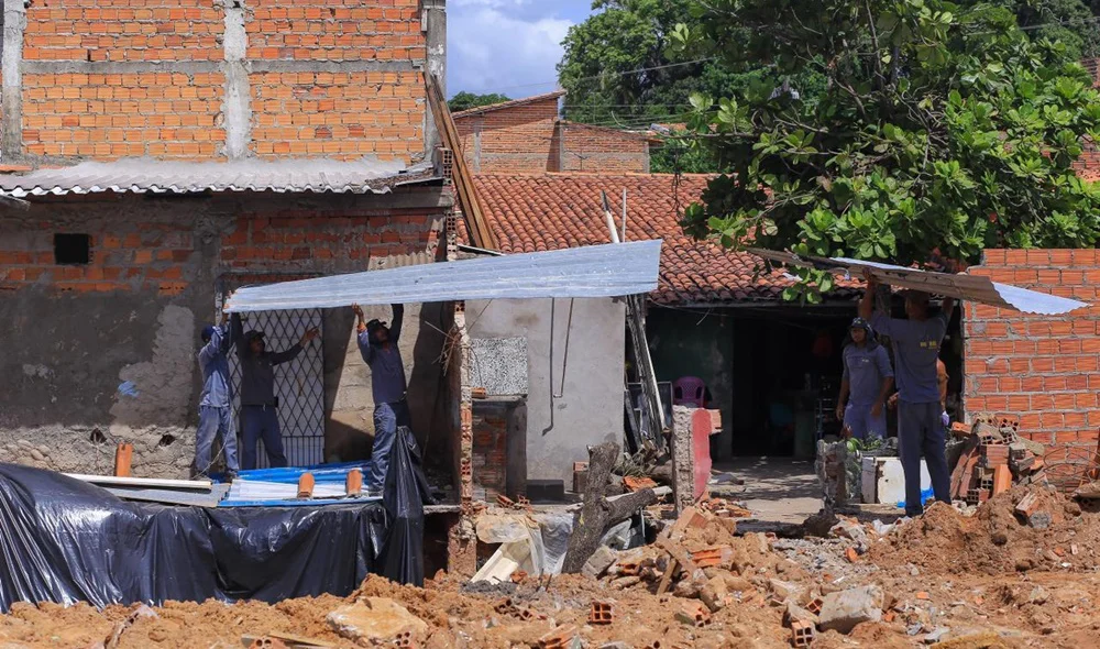 Ao todo, são seis casas afetadas pela galeria e duas foram demolidas
