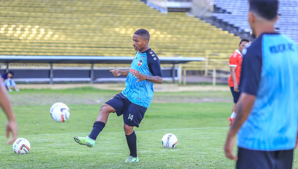 Atleta treinando com a bola