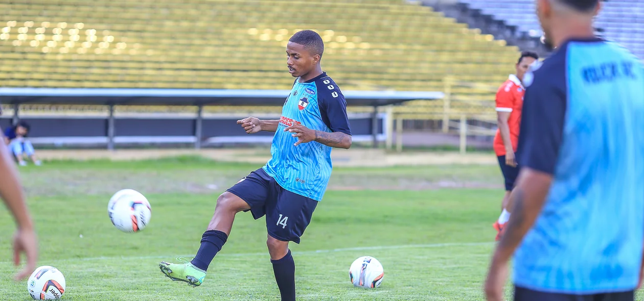 Atleta treinando com a bola