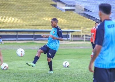 Atleta treinando com a bola