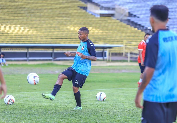 Atleta treinando com a bola