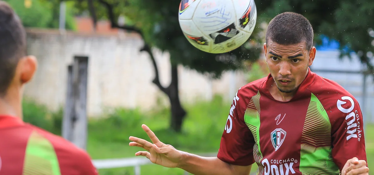 Atleta treinando com a bola