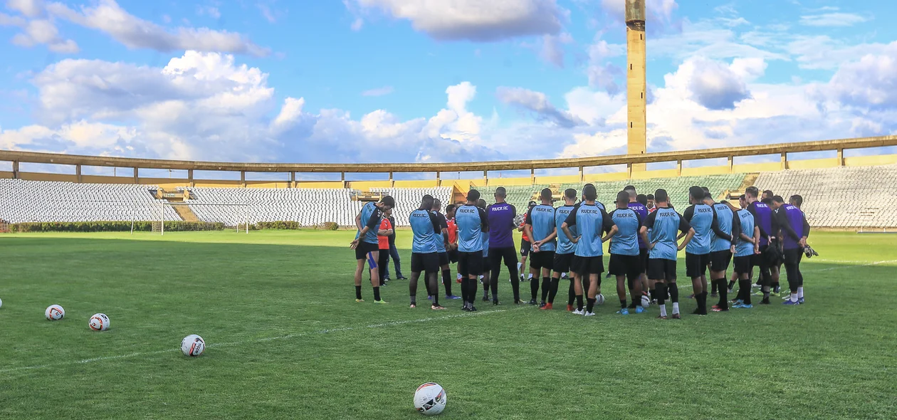 Atletas do River treinando no Albertão