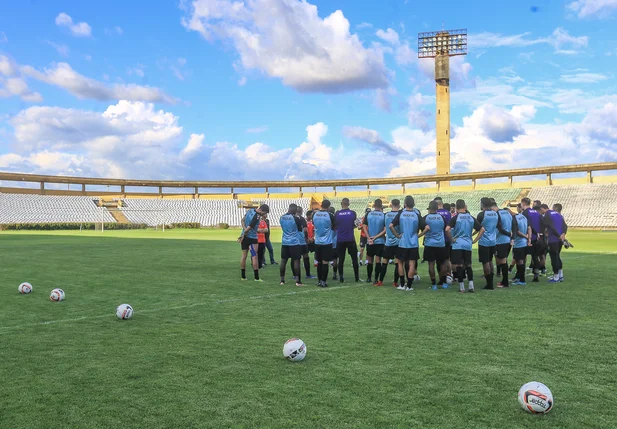 Atletas do River treinando no Albertão