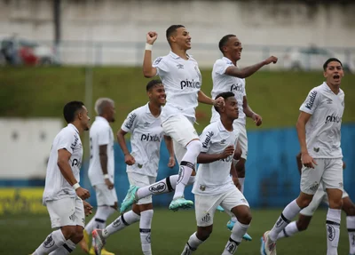 Atletas do Santos comemoram gol