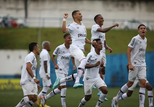 Atletas do Santos comemoram gol