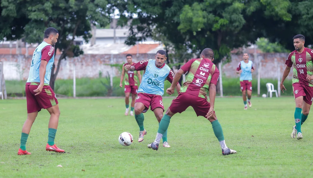Atletas em disputa pela bola