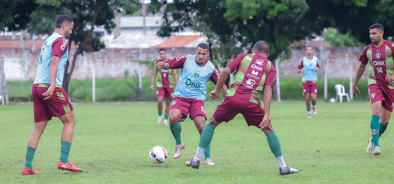 Atletas em disputa pela bola