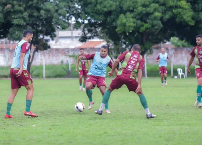 Atletas em disputa pela bola