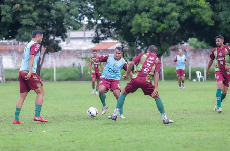 Atletas em disputa pela bola