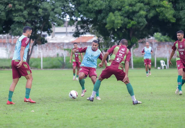 Atletas em disputa pela bola