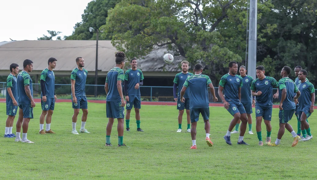 Atletas em preparação para a partida