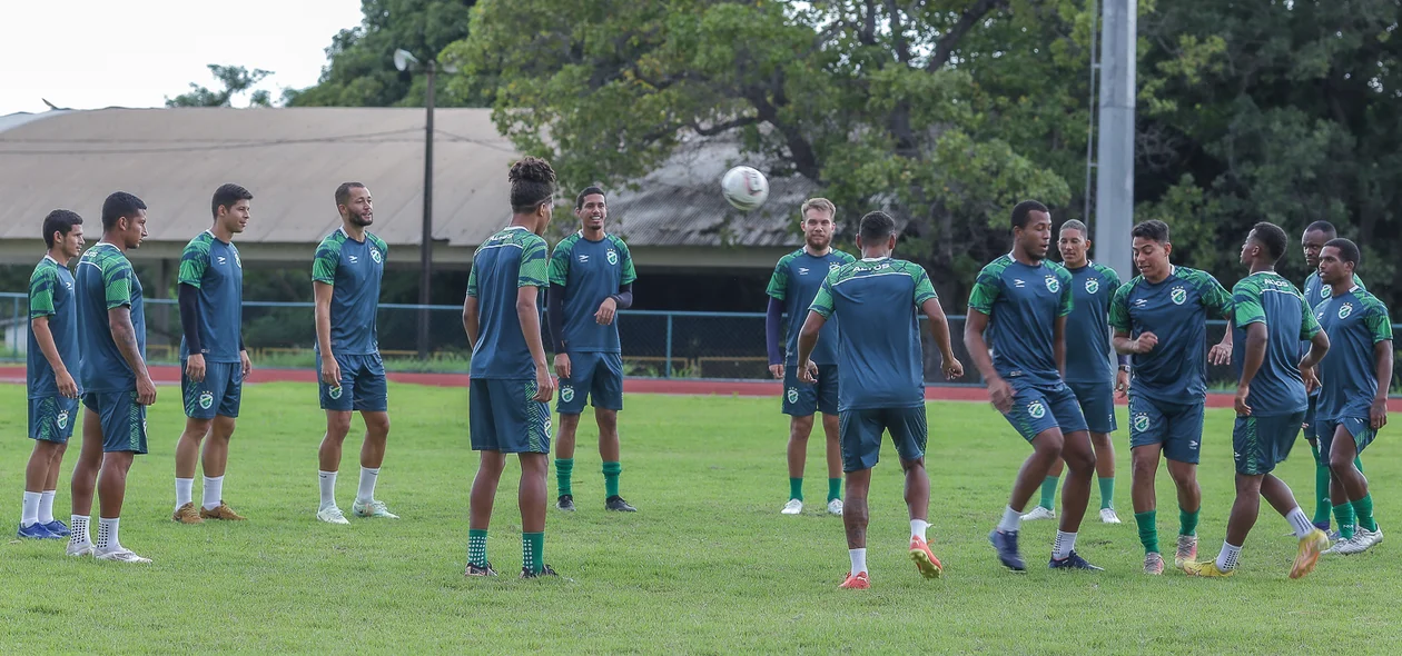 Atletas em preparação para a partida