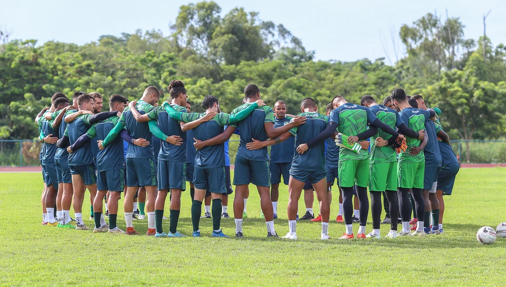 Atletas reunidos em campo