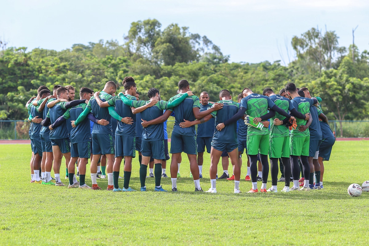 Atletas reunidos em campo