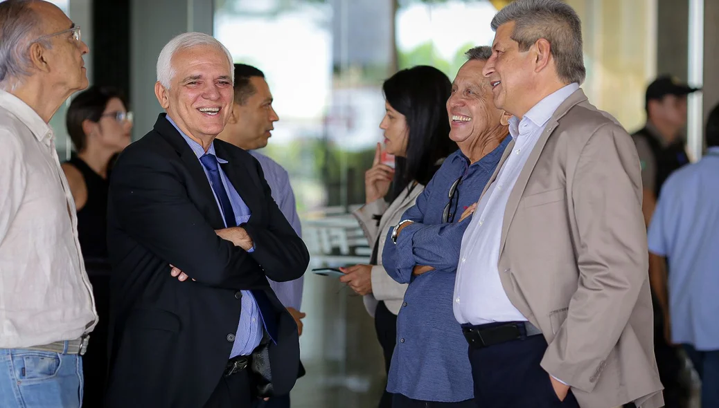 Autoridades esperando o Governador Rafael Fonteles