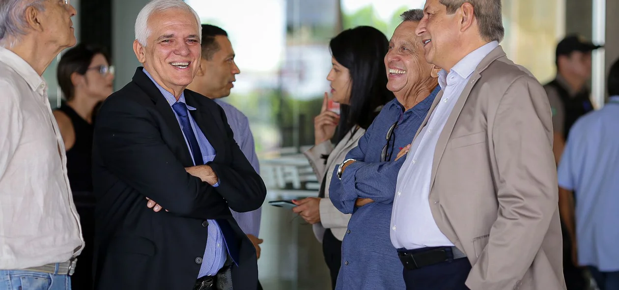 Autoridades esperando o Governador Rafael Fonteles