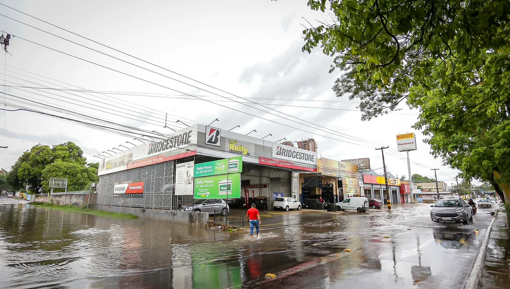 Avenida Presidente Kennedy fica alagada com fortes chuvas