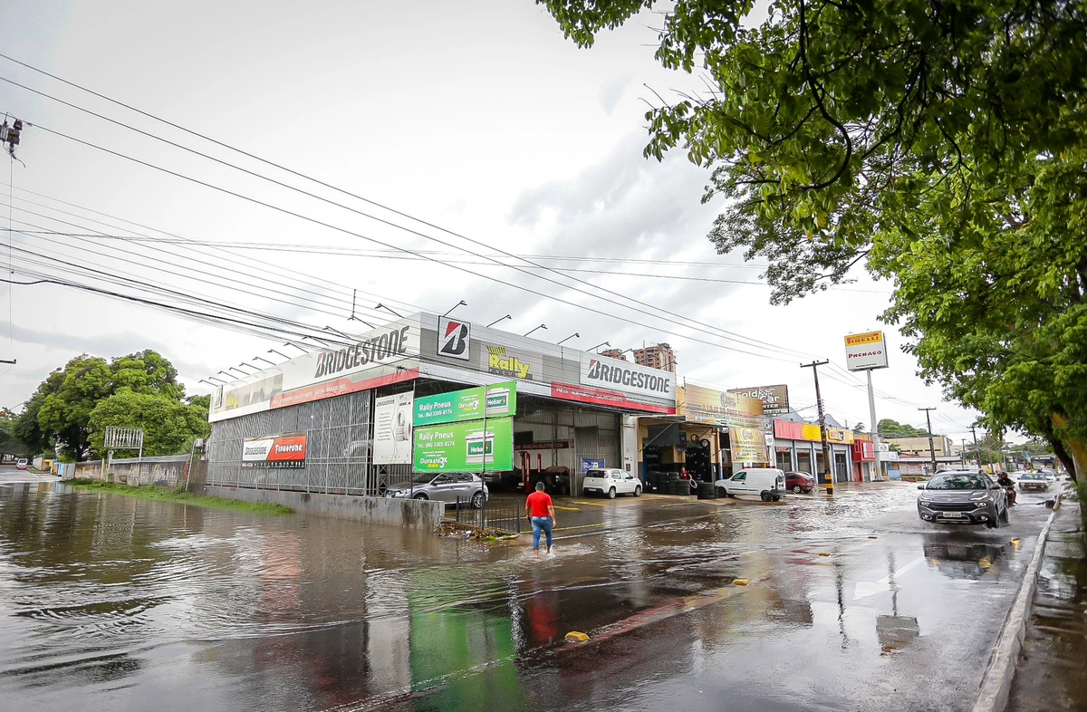 Avenida Presidente Kennedy fica alagada com fortes chuvas