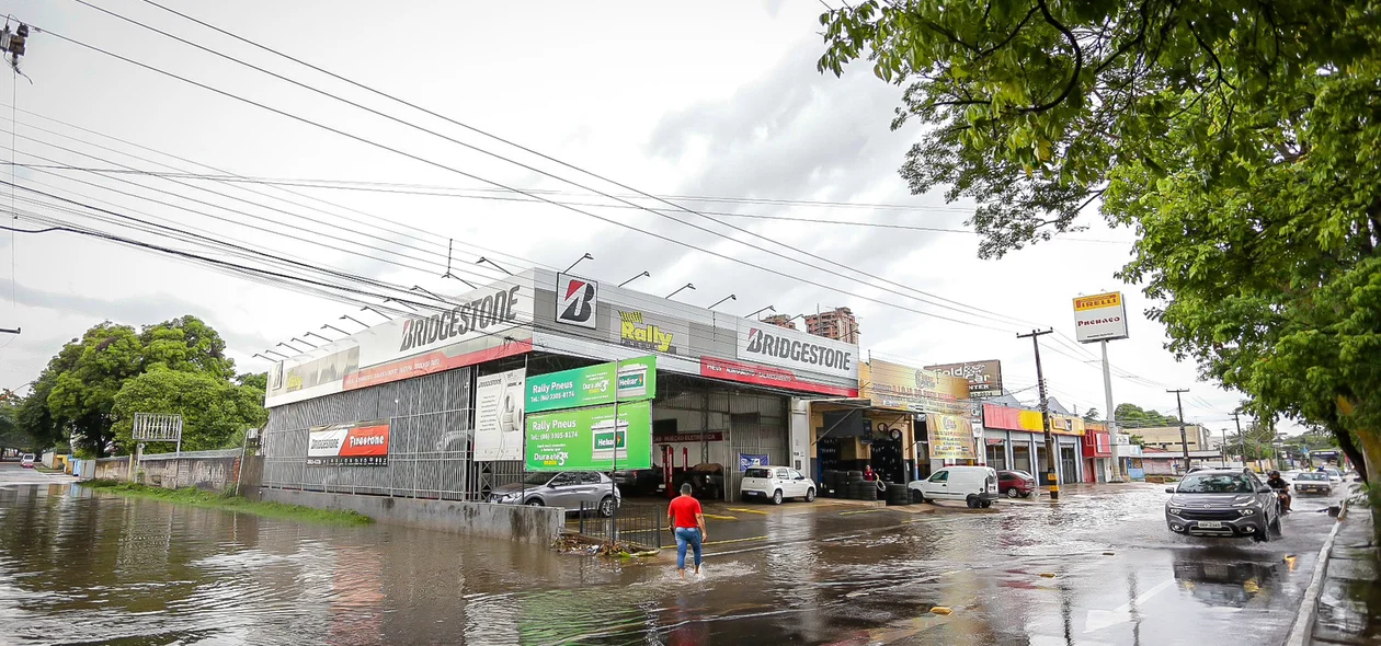 Avenida Presidente Kennedy fica alagada com fortes chuvas