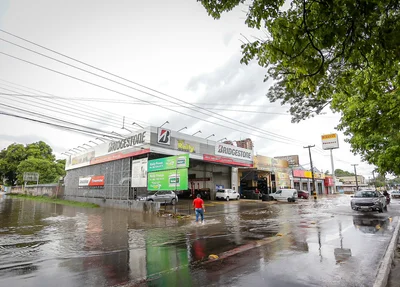 Avenida Presidente Kennedy fica alagada com fortes chuvas