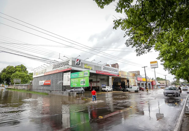 Avenida Presidente Kennedy fica alagada com fortes chuvas