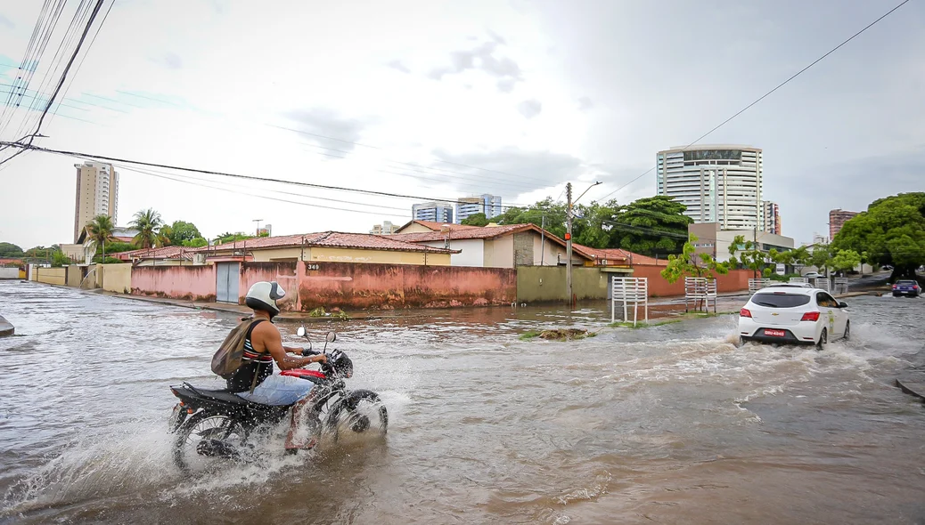 Bairro São Cristovão fica alagado