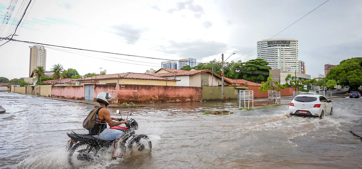 Bairro São Cristovão fica alagado