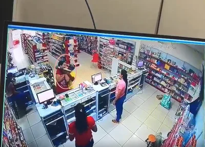 Bandido roubando farmácia em Demerval Lobão