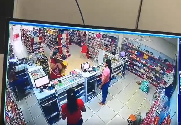 Bandido roubando farmácia em Demerval Lobão
