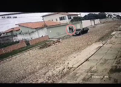 Bandidos foram flagrados por câmera, fazendo arrastão em residência no bairro Três Andares